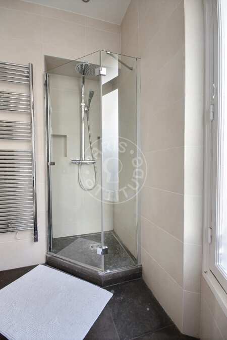 Salle de bain Appartement meublé - 50m²  - 1 chambre - Arc de Triomphe - Paris