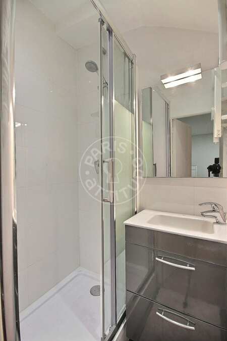 Salle de bain Studio meublé - 19m²  - Ile Saint-Louis - Paris