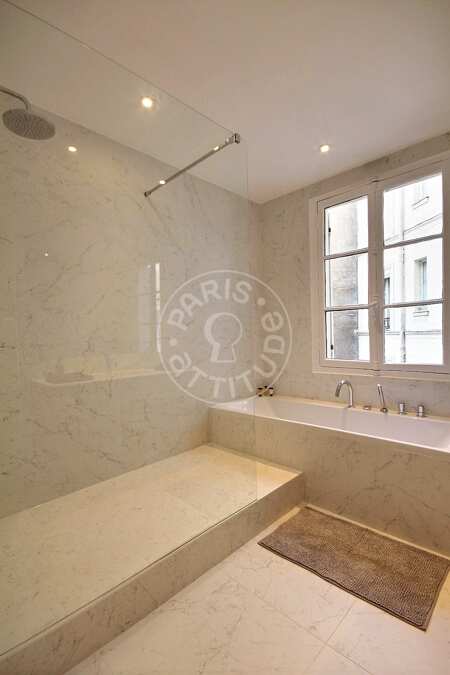 Salle de bain Appartement meublé - 82m²  - 2 chambres - Invalides - Paris