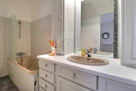 Salle de bain Appartement meublé - 58m²  - 1 chambre - Canal Saint-Martin - Paris