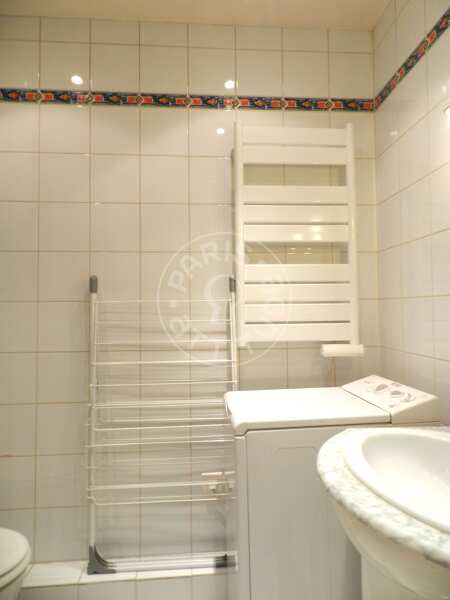 Salle de bain Studio meublé - 29m²  - Oberkampf - Paris