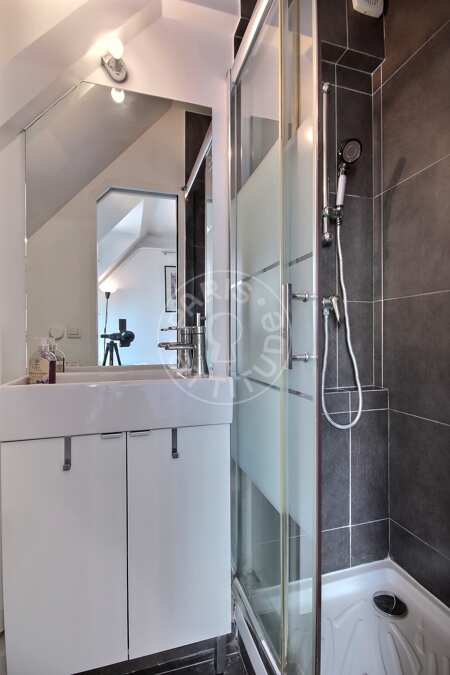 Salle de bain Studio meublé - 15m²  - Parc Monceau - Paris