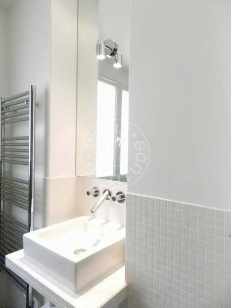 Bathroom Furnished apartment - 57m²  - 2 bedrooms - Place de Clichy - Paris