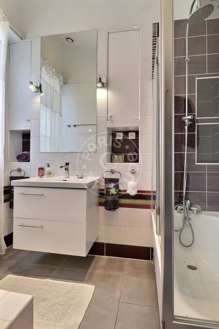 Bathroom Furnished apartment - 70m²  - 2 bedrooms - Centre George Pompidou - Paris