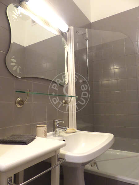 Salle de bain Studio meublé - 25m²  - Sacré-Cœur - Paris