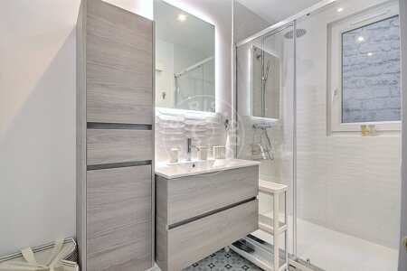 Bathroom Furnished apartment - 59m²  - 2 bedrooms - Wagram - Paris