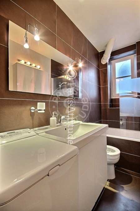 Salle de bain Appartement meublé - 57m²  - 2 chambres - République - Paris