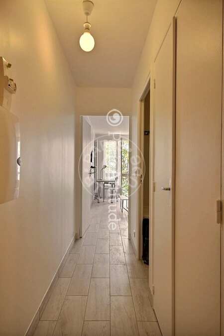 Entrance Furnished studio - 23m²  - République - Paris
