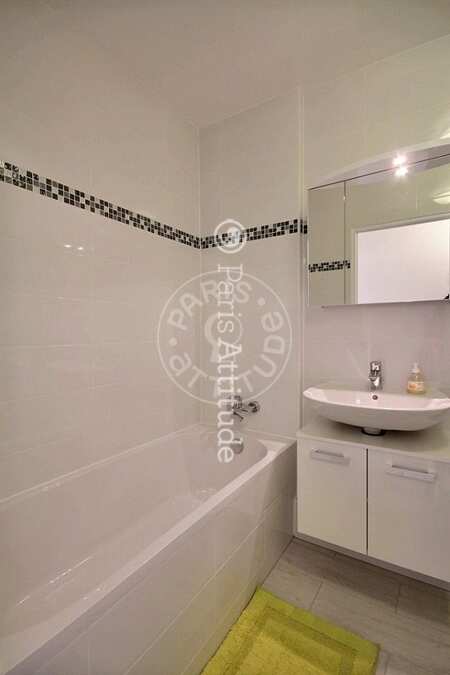 Bathroom Furnished studio - 23m²  - République - Paris