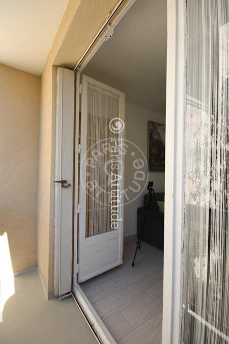 Balcony Furnished studio - 23m²  - République - Paris