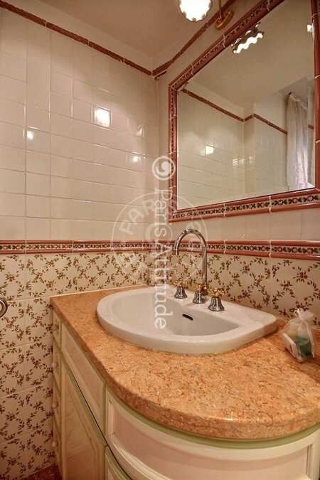 Salle de bain Appartement meublé - 80m²  - 2 chambres - Saint-Lazare - Paris