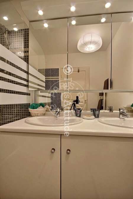 Bathroom Furnished apartment - 70m² - 2 bedrooms - Issy-les-Moulineaux