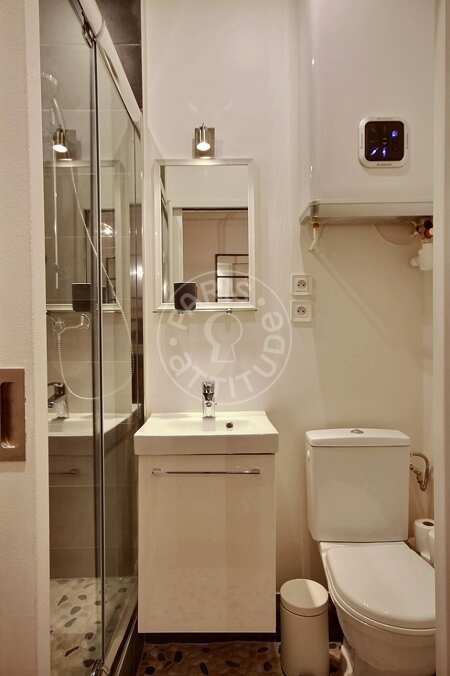 Salle de bain Studio meublé - 17m²  - Montmartre / Place des Abbesses - Paris