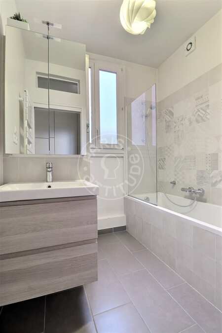 Salle de bain Appartement meublé - 65m²  - 2 chambres - Montmartre / Place des Abbesses - Paris