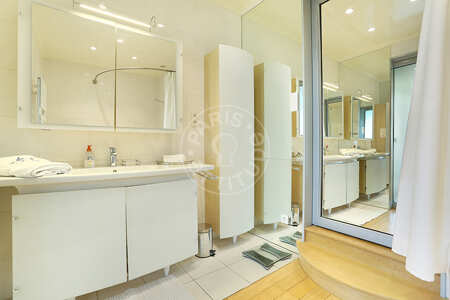 Bathroom Furnished apartment - 70m²  - 2 bedrooms - Triangle d'Or - Paris