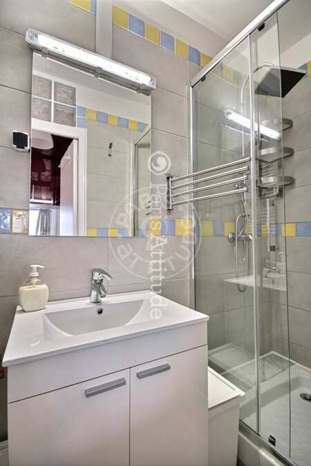 Bathroom Furnished studio - 26m² - Pereire - Paris