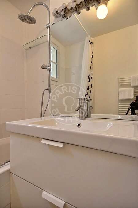 Bathroom Furnished apartment - 60m²  - 2 bedrooms - Faubourg Saint-Martin - Paris