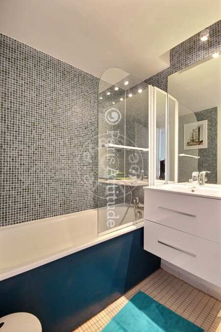 Bathroom Furnished apartment - 78m²  - 1 bedroom - Puteaux