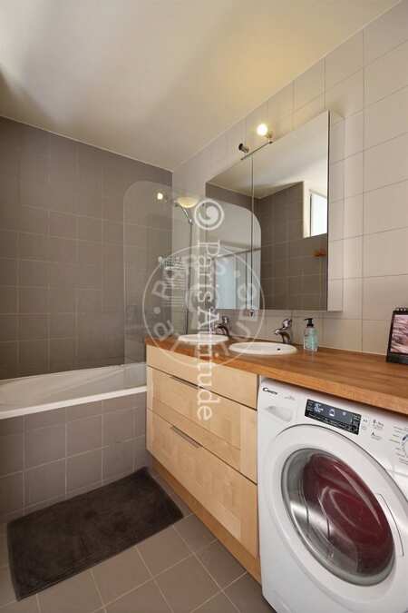 Bathroom Furnished apartment - 52m²  - 2 bedrooms - Grands Magasins / La Fayette - Paris
