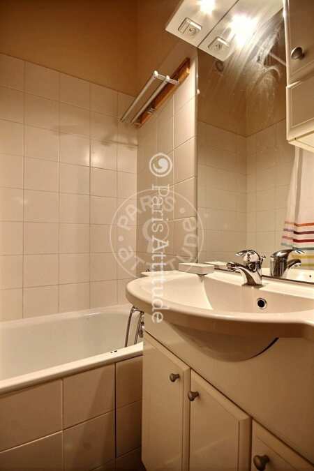 Salle de bain Studio meublé - 26m²  - Hôtel de Ville - Paris