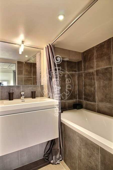 Bathroom Furnished apartment - 28m²  - 1 bedroom - Bourse - Paris