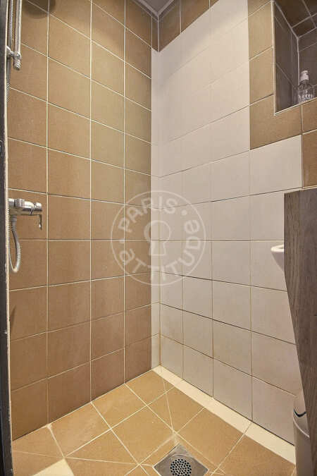 Salle de bain Studio meublé - 17m²  - Moulin Rouge / Pigalle - Paris