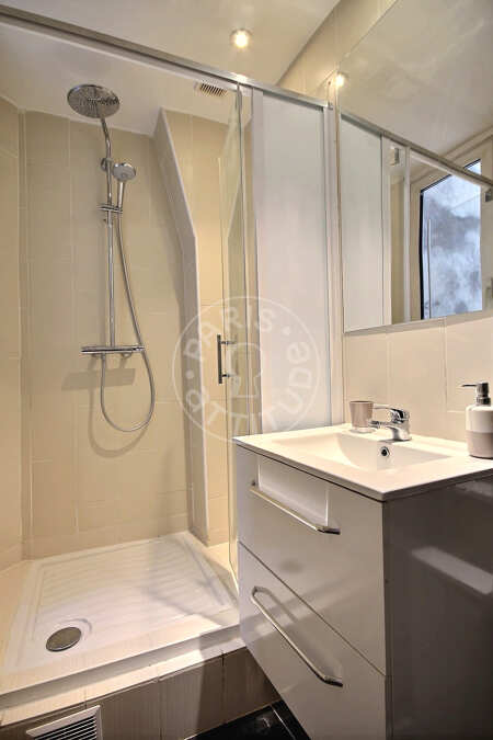 Salle de bain Appartement meublé - 28m²  - 1 chambre - Montmartre / Place des Abbesses - Paris