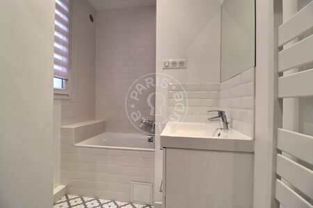 Bathroom Furnished apartment - 47m²  - 2 bedrooms - Oberkampf - Paris