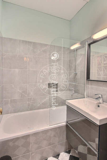 Salle de bain Appartement meublé - 55m²  - 2 chambres - Invalides - Paris