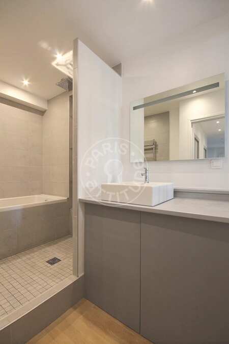 Bathroom Furnished duplex - 126m²  - 4 bedrooms - Neuilly-sur-Seine