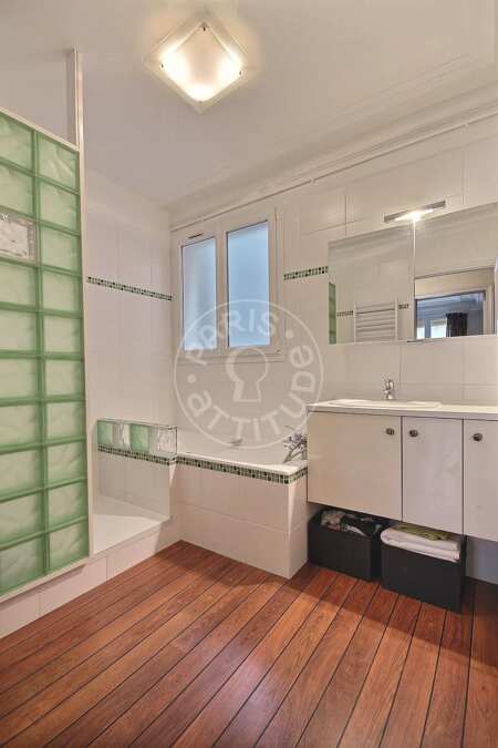 Bathroom Furnished apartment - 85m²  - 2 bedrooms - Moulin Rouge / Pigalle - Paris