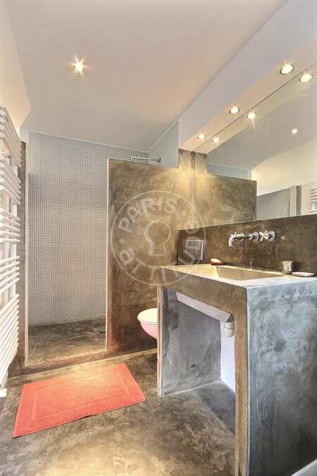 Bathroom Furnished duplex - 100m²  - 2 bedrooms - Montmartre / Place des Abbesses - Paris