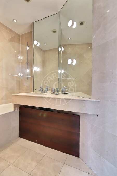 Bathroom Furnished apartment - 45m²  - 1 bedroom - Champs-Elysées - Paris