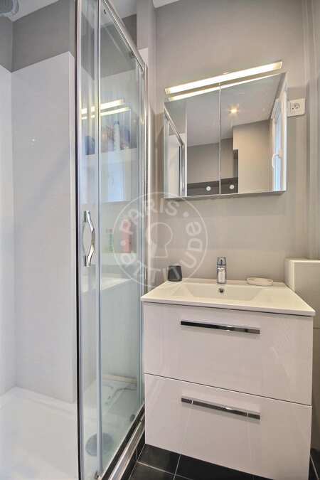 Bathroom Furnished apartment - 36m²  - 1 bedroom - Saint Placide - Paris