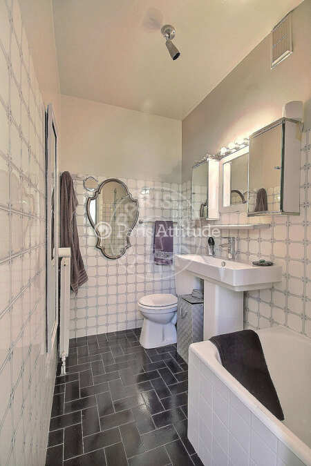 Bathroom Furnished apartment - 52m²  - 1 bedroom - Saint-Lazare - Paris