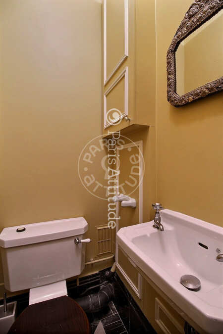 Toilet Furnished apartment - 140m² - 3 bedrooms - Port Royal / Raspail - Paris