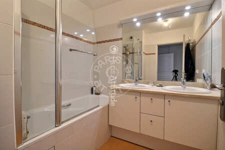 Bathroom Furnished apartment - 67m²  - 2 bedrooms - Commerce - Paris