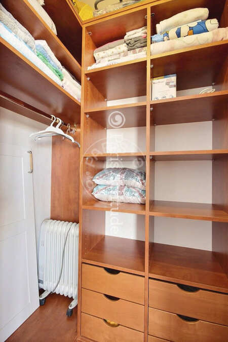 Dressing room Furnished studio - 22m² - Auteuil - Paris