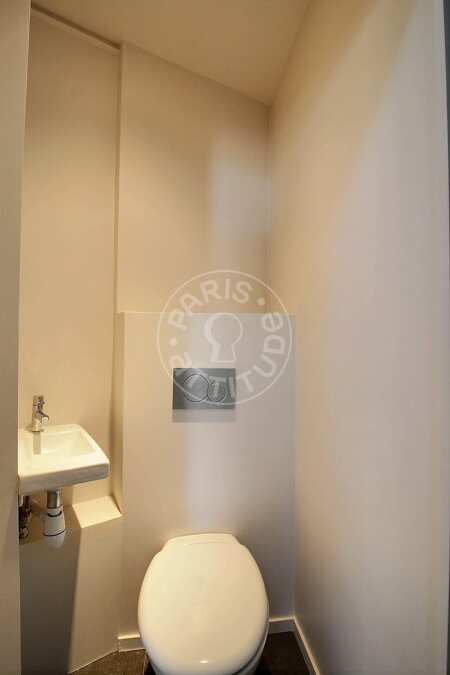 Toilettes Appartement meublé - 93m²  - 2 chambres - Alma-Marceau - Paris