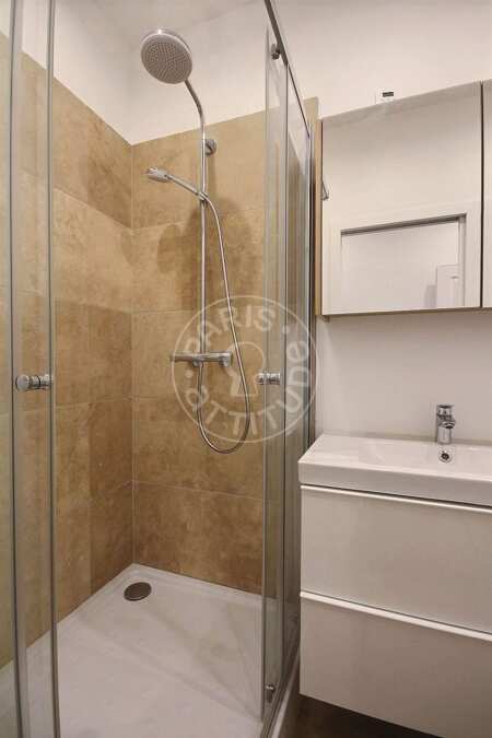 Salle de bain Studio alcove meublé - 38m²  - Montmartre / Place des Abbesses - Paris