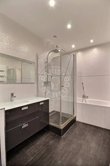 Bathroom Furnished apartment - 76m²  - 2 bedrooms - Mirabeau - Paris