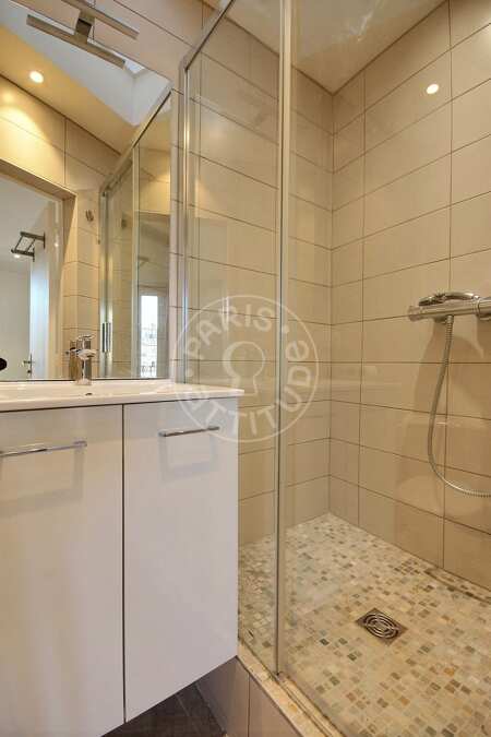 Salle de bain Studio meublé - 16m²  - Sacré-Cœur - Paris