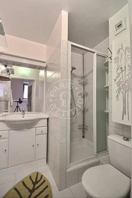 Bathroom Furnished apartment - 52m²  - 2 bedrooms - Jules Joffrin - Mairie du 18ème - Paris