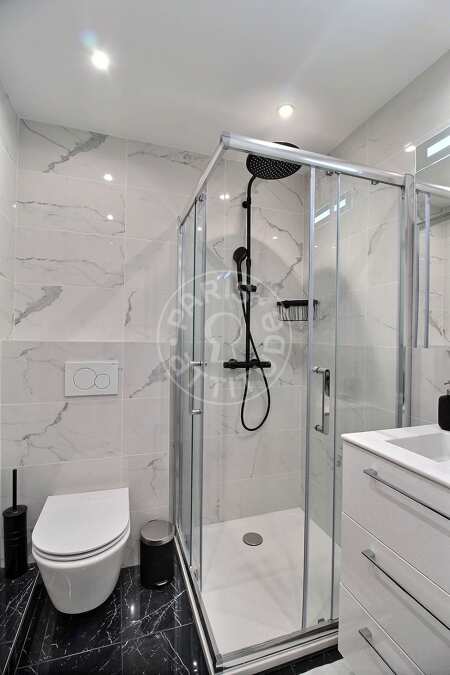 Salle de bain Studio meublé - 20m²  - Triangle d'Or - Paris
