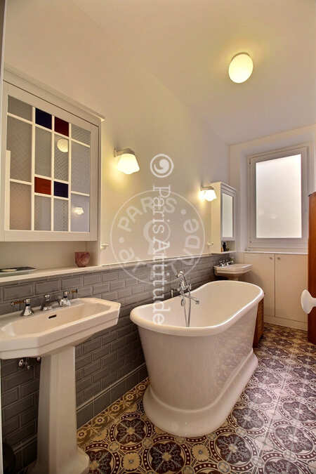 Bathroom Furnished apartment - 87m²  - 2 bedrooms - Moulin Rouge / Pigalle - Paris
