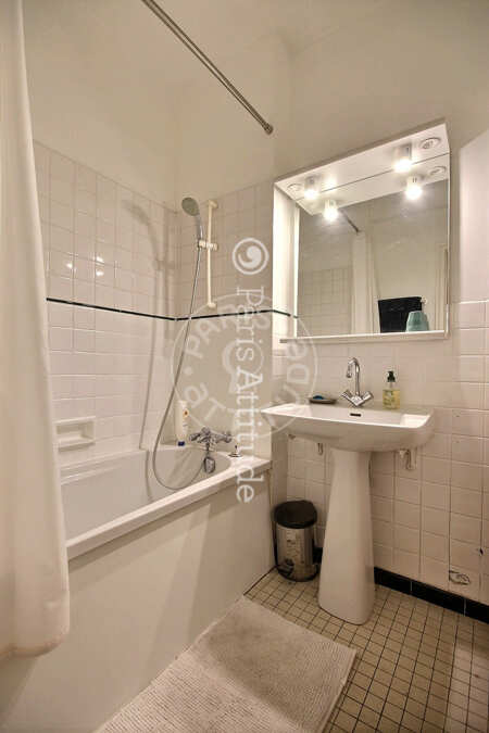 Salle de bain Studio meublé - 35m²  - Montmartre / Place des Abbesses - Paris