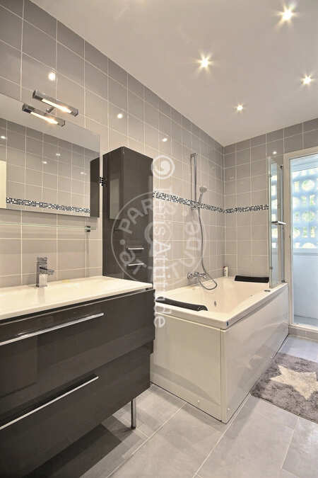 Salle de bain Appartement meublé - 93m² - 3 chambres - Neuilly-sur-Seine