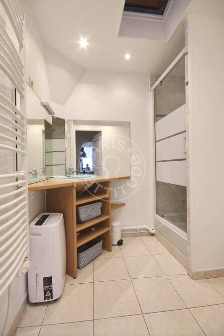 Salle de bain Appartement meublé - 29m²  - 1 chambre - Canal Saint-Martin - Paris