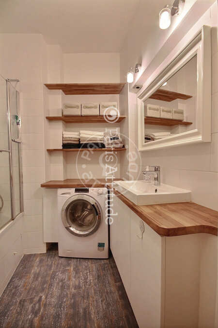 Salle de bain Appartement meublé - 69m² - 2 chambres - Montmartre / Place des Abbesses - Paris