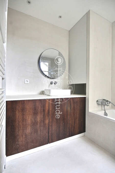 Bathroom Furnished apartment - 70m²  - 2 bedrooms - Commerce - Paris